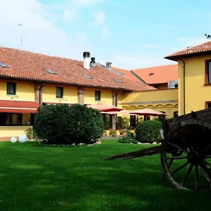 Cascina Marisa 3*, Opera Italië